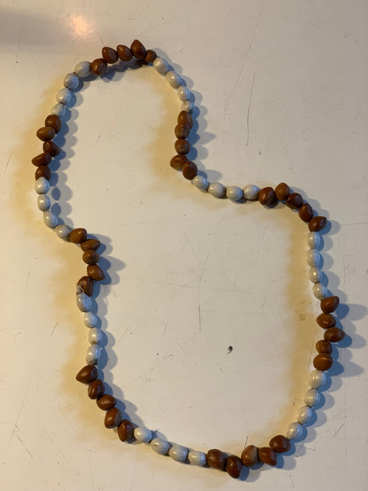 Collier du Pérou en graines naturelles, perles de ± 8 à 10 millimètres. Taille de 60 centimètres de longueur environ. Superbe pièce !