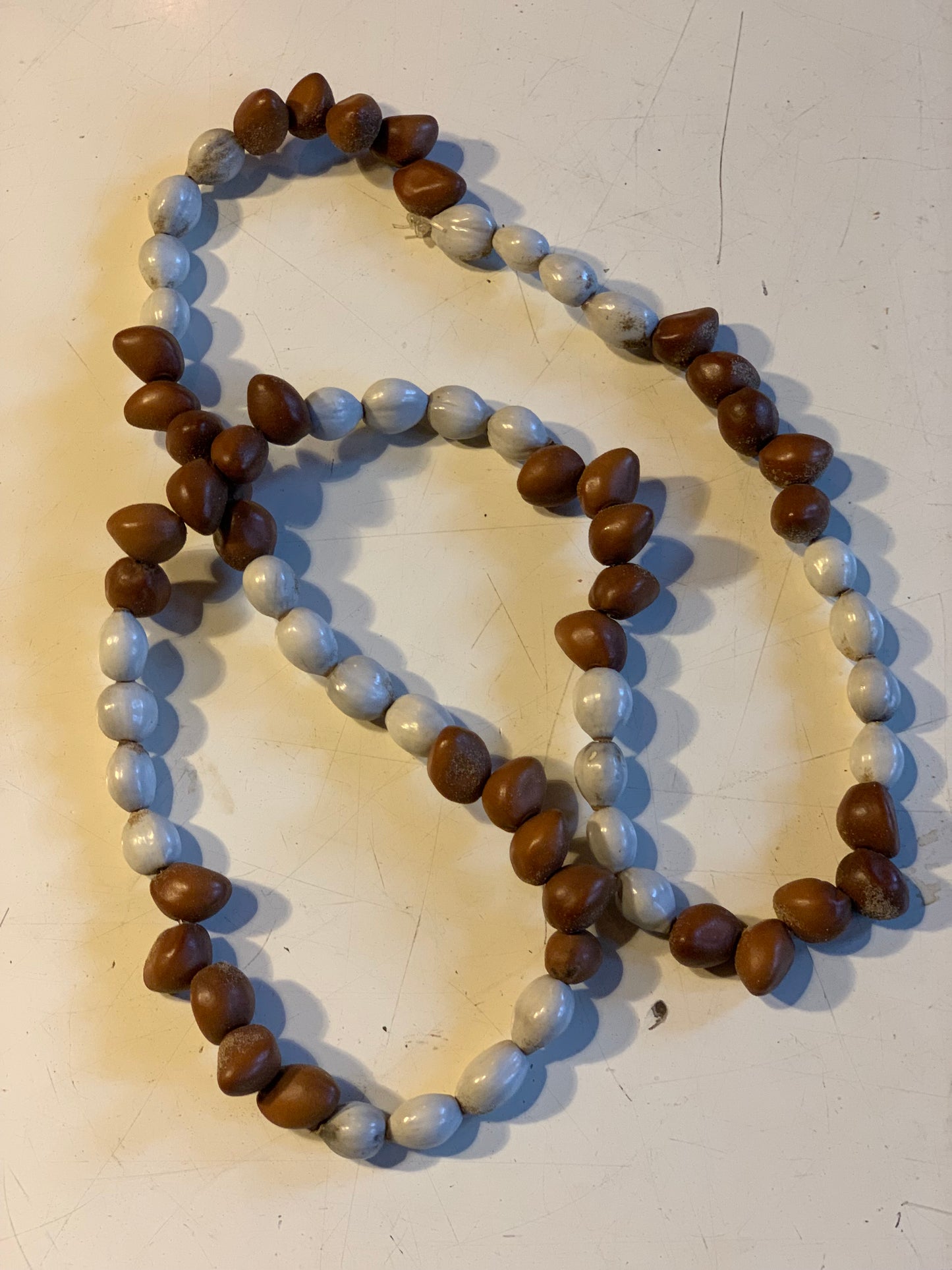 Collier du Pérou en graines naturelles, perles de ± 8 à 10 millimètres. Taille de 60 centimètres de longueur environ. Superbe pièce !