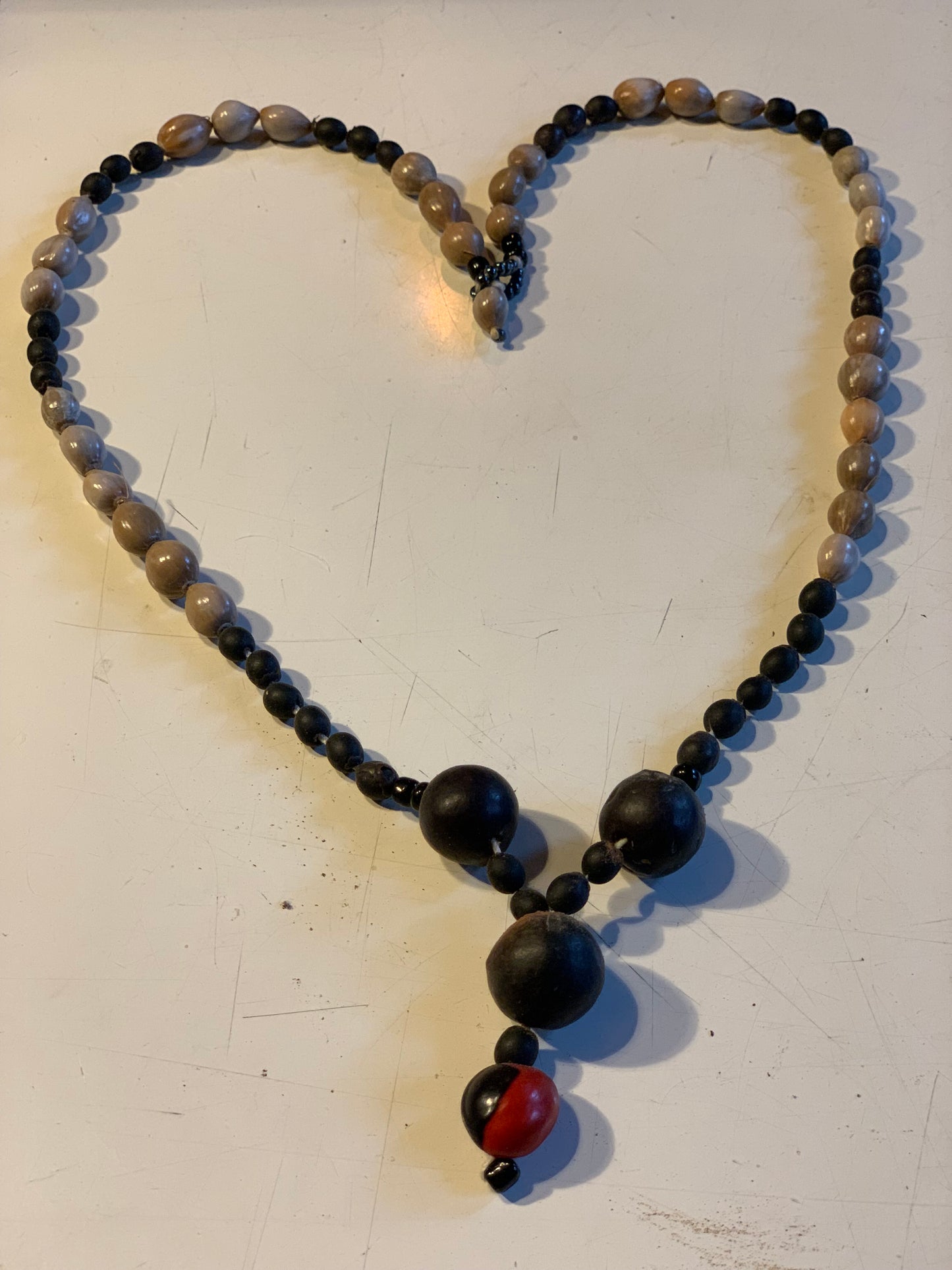 Collier du Pérou en graines naturelles, perles de ± 8 à 12 millimètres. Taille de 60 centimètres de longueur environ + pendentif de 30 mm(coque). Superbe pièce !