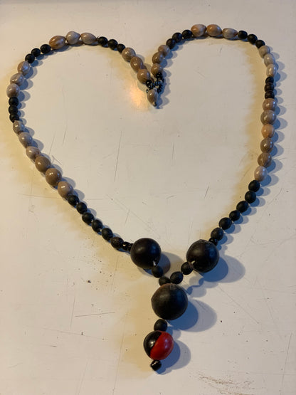Collier du Pérou en graines naturelles, perles de ± 8 à 12 millimètres. Taille de 60 centimètres de longueur environ + pendentif de 30 mm(coque). Superbe pièce !
