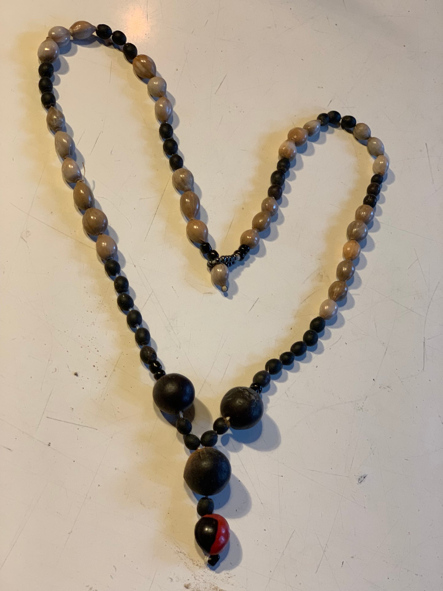 Collier du Pérou en graines naturelles, perles de ± 8 à 12 millimètres. Taille de 60 centimètres de longueur environ + pendentif de 30 mm(coque). Superbe pièce !