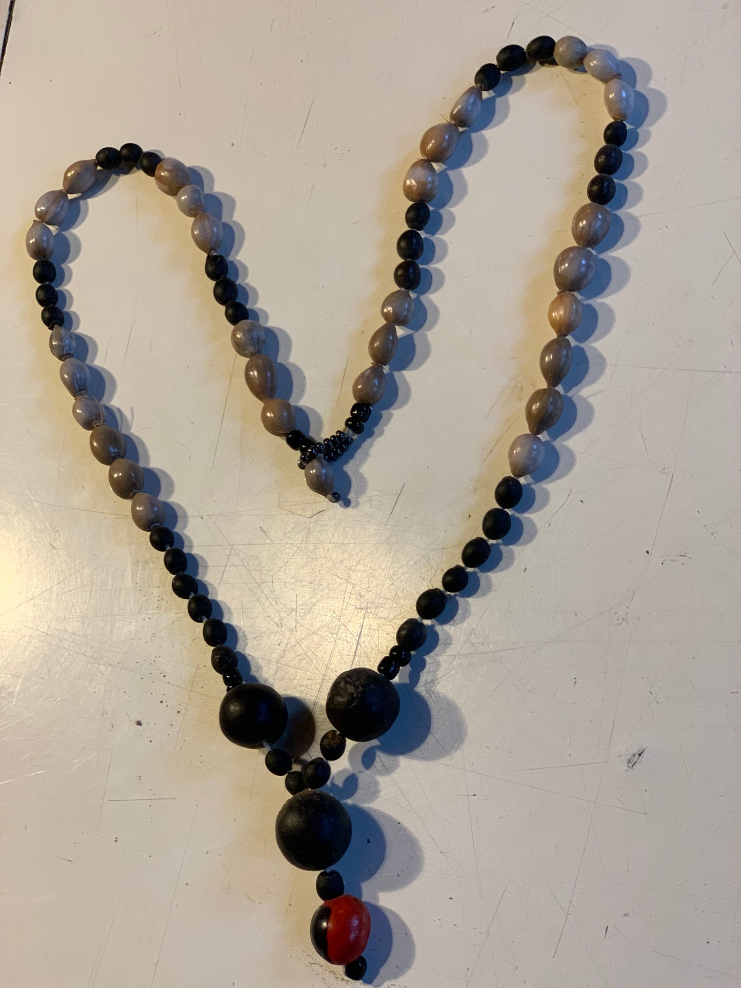 Collier du Pérou en graines naturelles, perles de ± 8 à 12 millimètres. Taille de 60 centimètres de longueur environ + pendentif de 30 mm(coque). Superbe pièce !