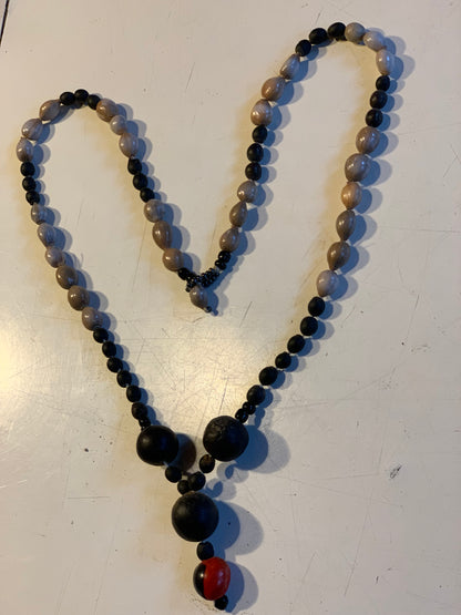 Collier du Pérou en graines naturelles, perles de ± 8 à 12 millimètres. Taille de 60 centimètres de longueur environ + pendentif de 30 mm(coque). Superbe pièce !