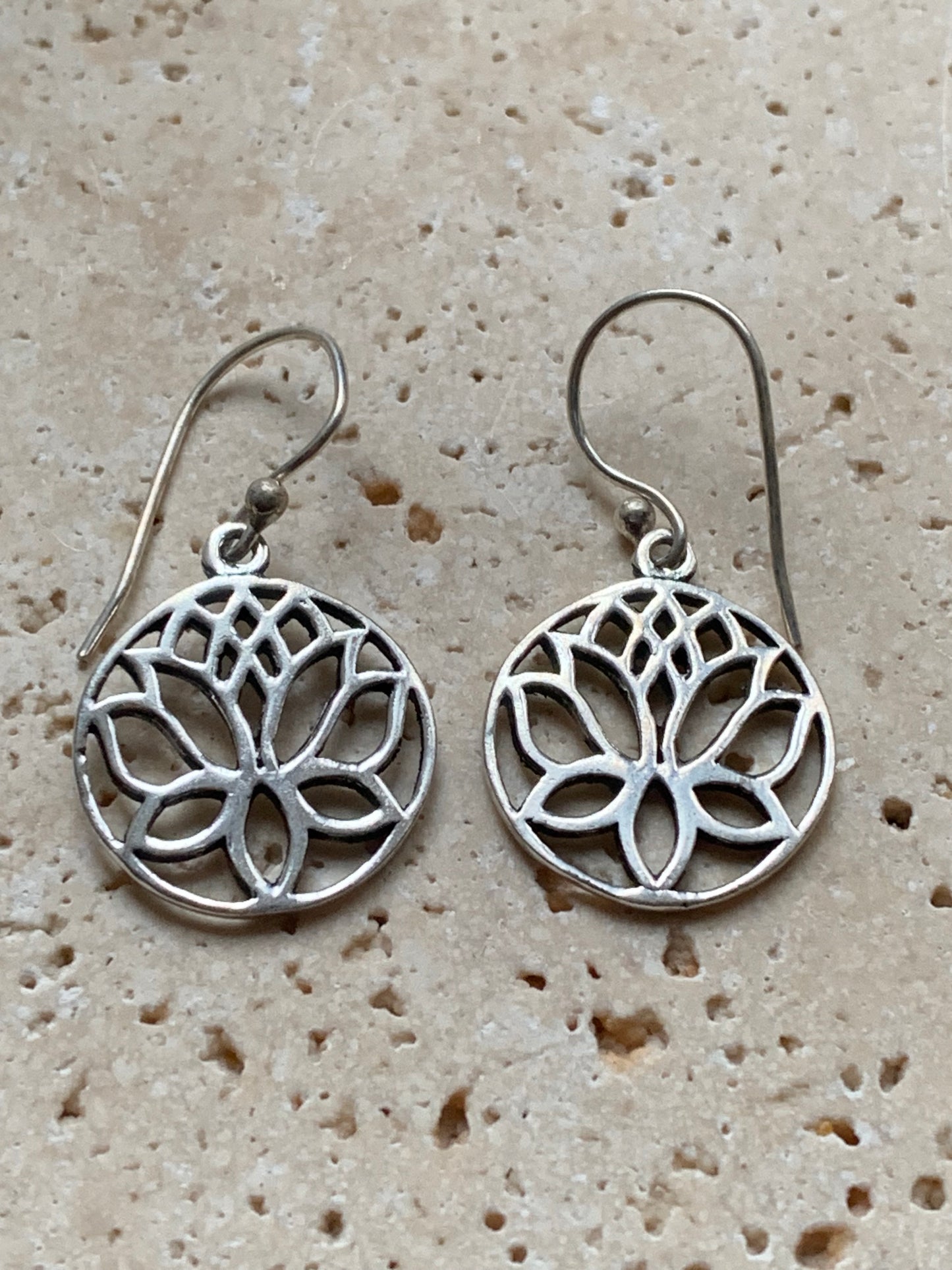 Boucles d'oreilles en forme de Lotus de 19 millimètres de diamètre, finition argenté, très beau modèle, simple et élégant parfait !