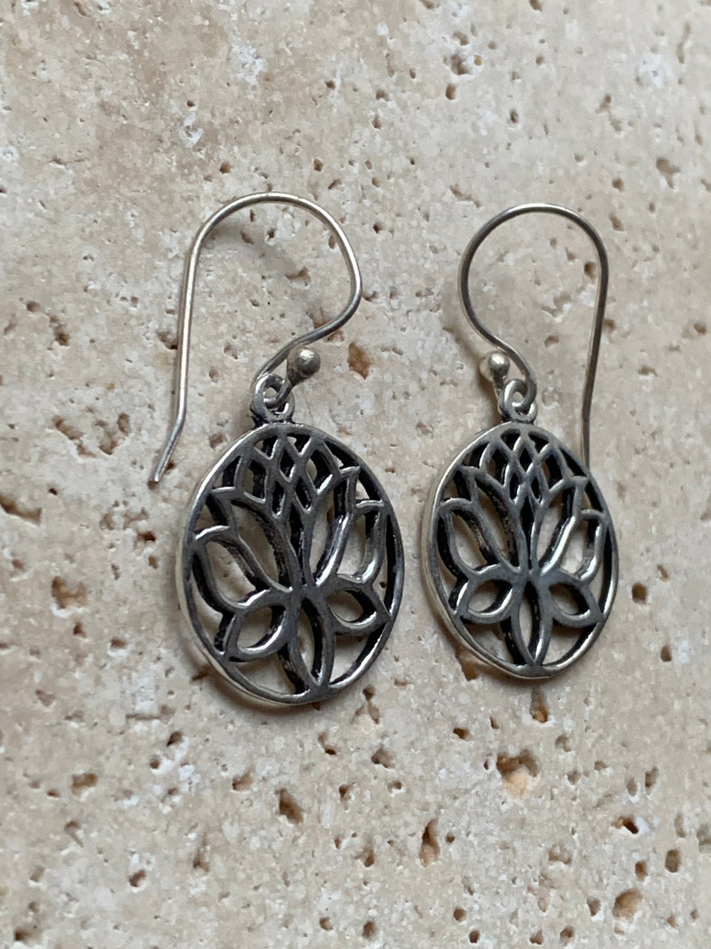 Boucles d'oreilles en forme de Lotus de 19 millimètres de diamètre, finition argenté, très beau modèle, simple et élégant parfait !