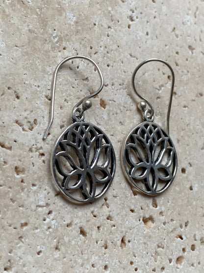 Boucles d'oreilles en forme de Lotus de 19 millimètres de diamètre, finition argenté, très beau modèle, simple et élégant parfait !