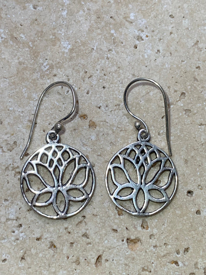 Boucles d'oreilles en forme de Lotus de 19 millimètres de diamètre, finition argenté, très beau modèle, simple et élégant parfait !