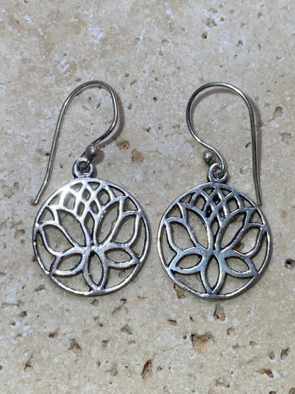Boucles d'oreilles en forme de Lotus de 19 millimètres de diamètre, finition argenté, très beau modèle, simple et élégant parfait !