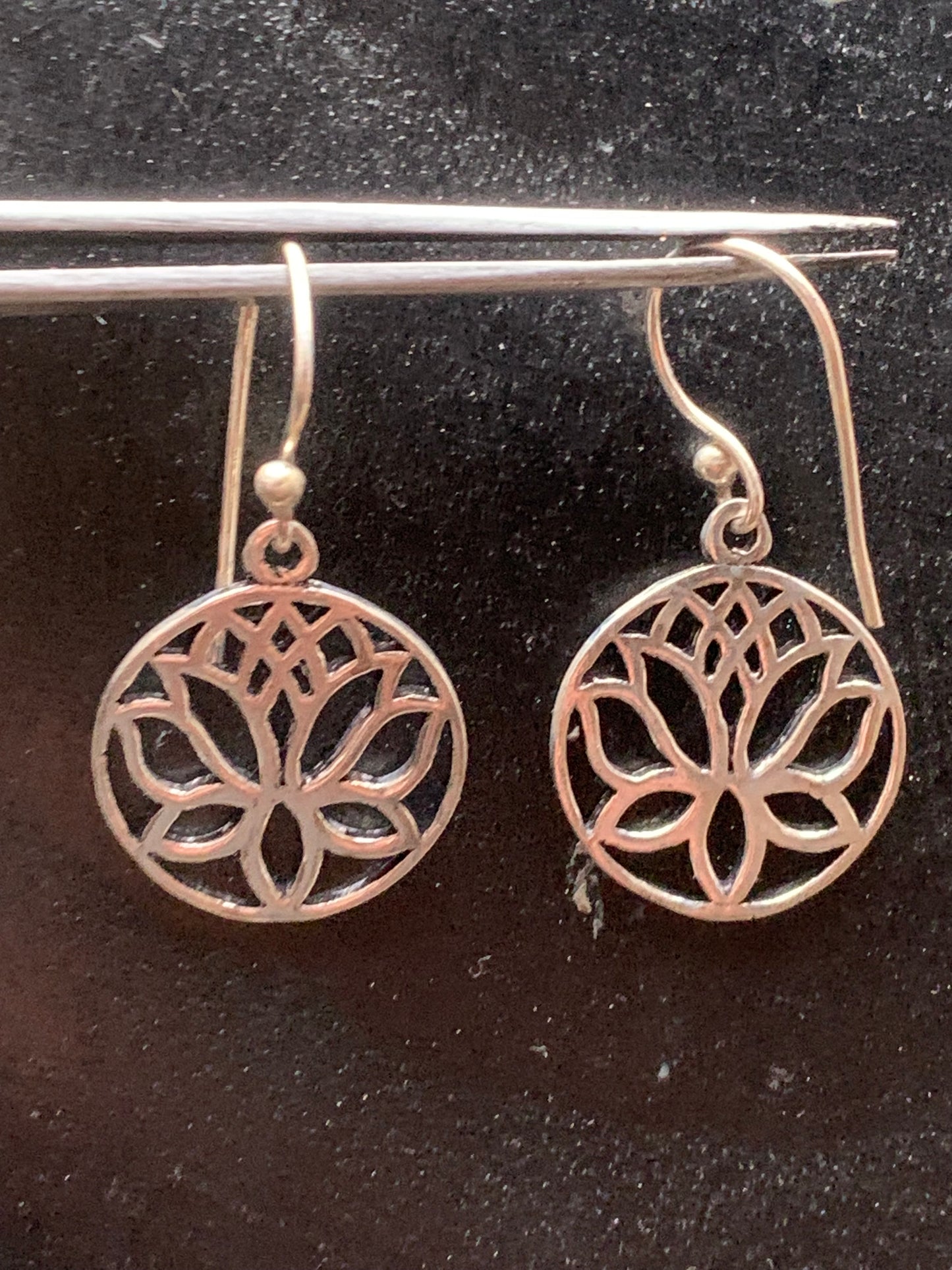 Boucles d'oreilles en forme de Lotus de 19 millimètres de diamètre, finition argenté, très beau modèle, simple et élégant parfait !