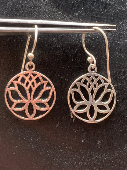 Boucles d'oreilles en forme de Lotus de 19 millimètres de diamètre, finition argenté, très beau modèle, simple et élégant parfait !