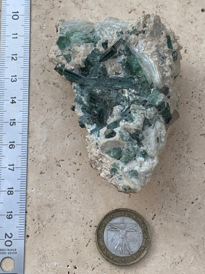 Tourmaline verte/ Verdélite, spécimen naturel de 87 x 57 x 45 mm - 139,7 grammes !
