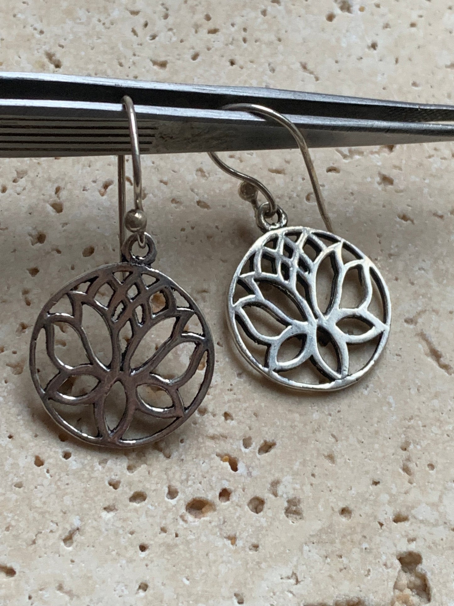 Boucles d'oreilles en forme de Lotus de 19 millimètres de diamètre, finition argenté, très beau modèle, simple et élégant parfait !