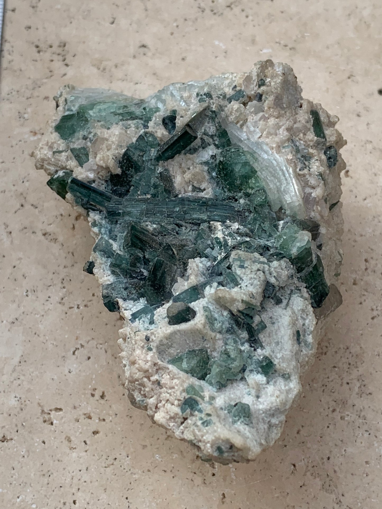 Tourmaline verte/ Verdélite, spécimen naturel de 87 x 57 x 45 mm - 139,7 grammes !