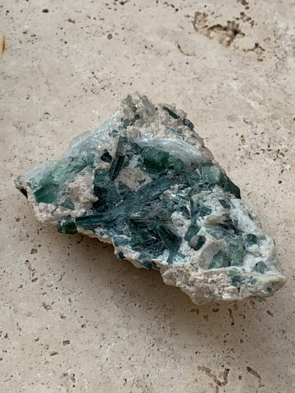 Tourmaline verte/ Verdélite, spécimen naturel de 87 x 57 x 45 mm - 139,7 grammes !
