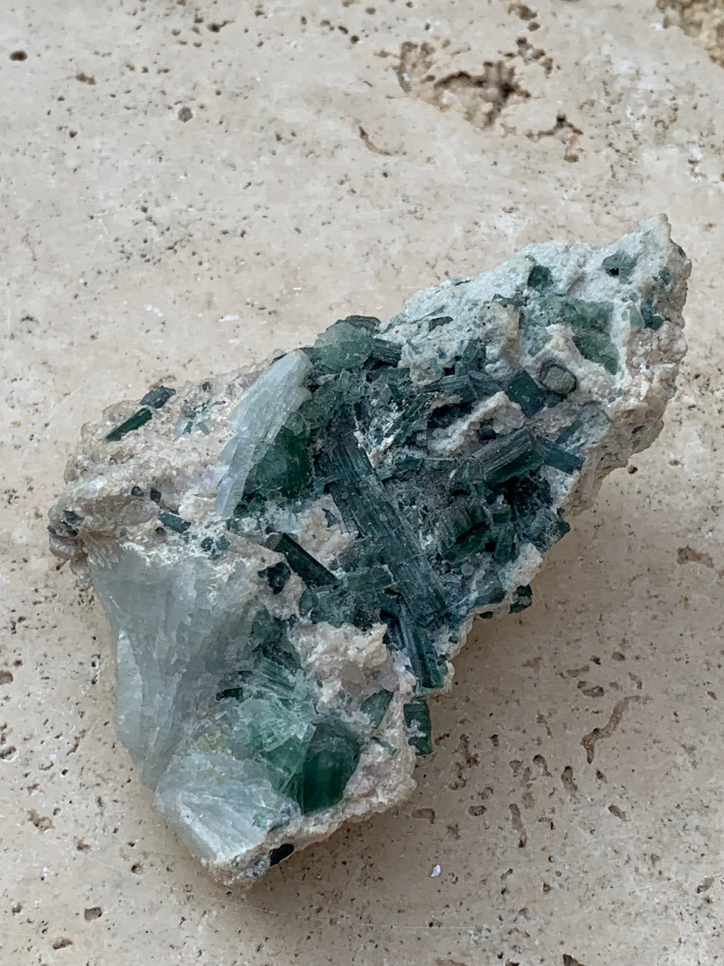 Tourmaline verte/ Verdélite, spécimen naturel de 87 x 57 x 45 mm - 139,7 grammes !
