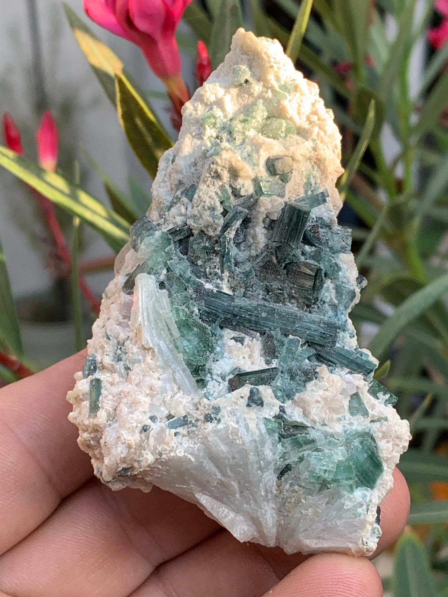 Tourmaline verte/ Verdélite, spécimen naturel de 87 x 57 x 45 mm - 139,7 grammes !