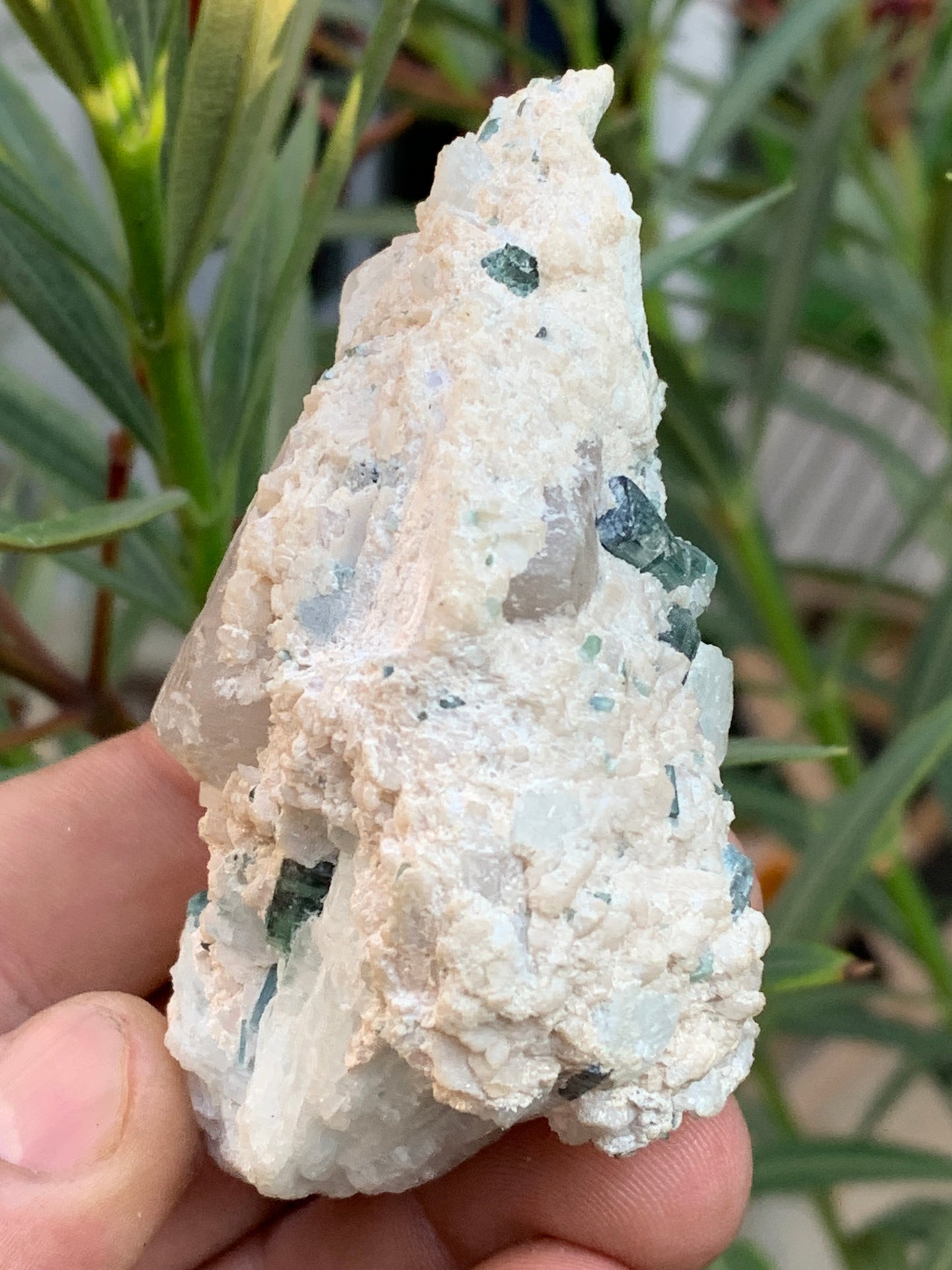 Tourmaline verte/ Verdélite, spécimen naturel de 87 x 57 x 45 mm - 139,7 grammes !