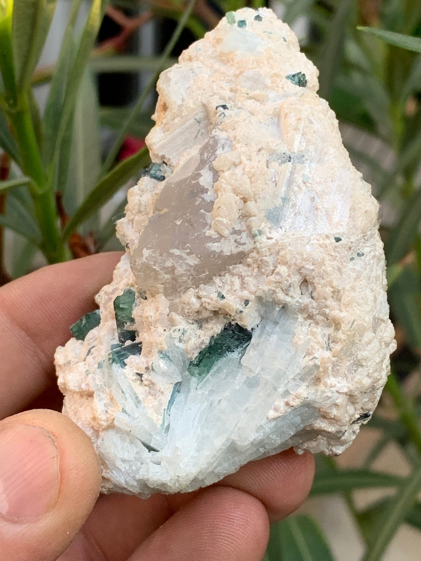 Tourmaline verte/ Verdélite, spécimen naturel de 87 x 57 x 45 mm - 139,7 grammes !