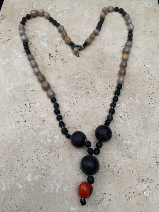 Collier du Pérou en graines naturelles, perles de ± 8 à 12 millimètres. Taille de 60 centimètres de longueur environ + pendentif de 30 mm(coque). Superbe pièce !