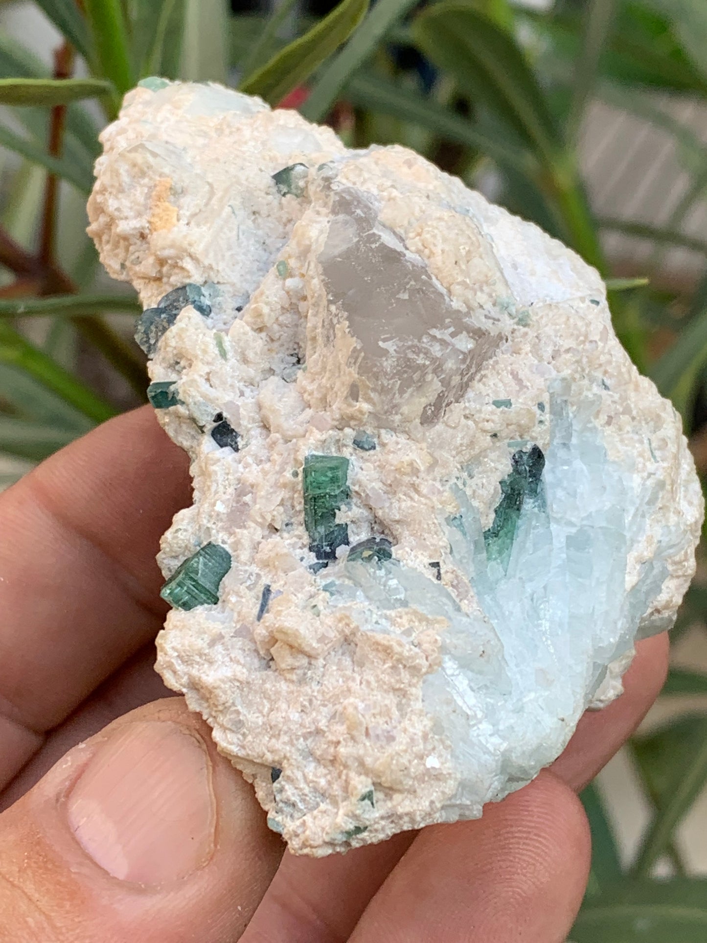 Tourmaline verte/ Verdélite, spécimen naturel de 87 x 57 x 45 mm - 139,7 grammes !