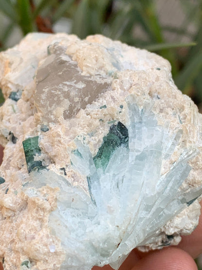 Tourmaline verte/ Verdélite, spécimen naturel de 87 x 57 x 45 mm - 139,7 grammes !