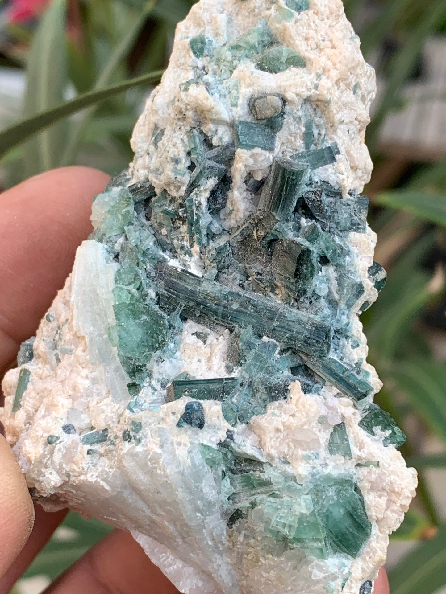 Tourmaline verte/ Verdélite, spécimen naturel de 87 x 57 x 45 mm - 139,7 grammes !