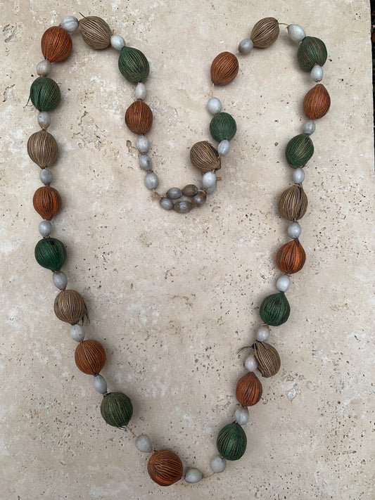 Peruvian necklace made of natural seeds, beads measuring approximately 8 to 20 millimeters. Approximately 74 centimeters long. A superb piece!