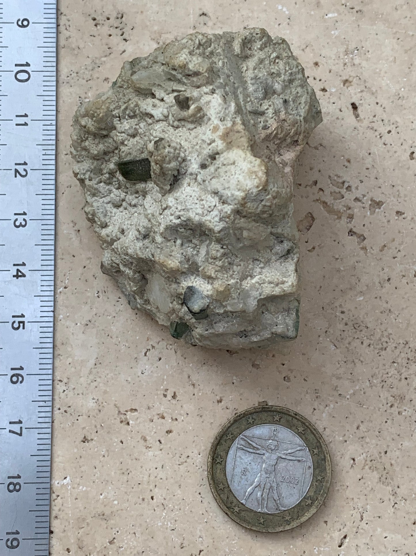 Tourmaline verte/ Verdélite, spécimen naturel de 65 x 45 x 39 mm - 110,7 grammes !