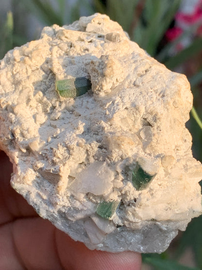 Tourmaline verte/ Verdélite, spécimen naturel de 65 x 45 x 39 mm - 110,7 grammes !