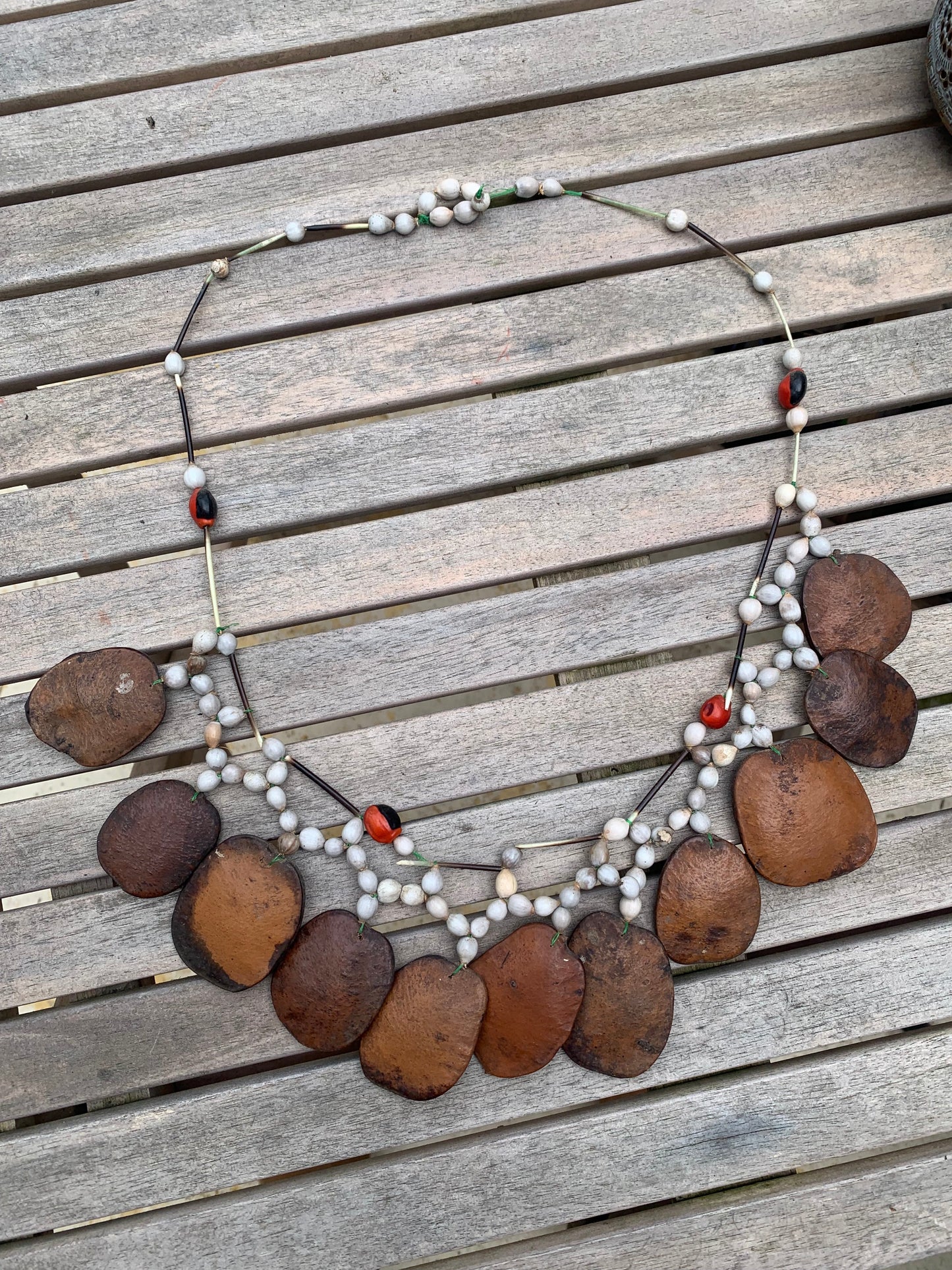 Collier du Pérou en graines naturelles, perles de ± 6 à 50 millimètres. Taille de 80/85 centimètres de longueur environ. Superbe pièce !
