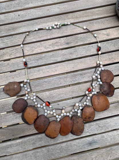 Collier du Pérou en graines naturelles, perles de ± 6 à 50 millimètres. Taille de 80/85 centimètres de longueur environ. Superbe pièce !