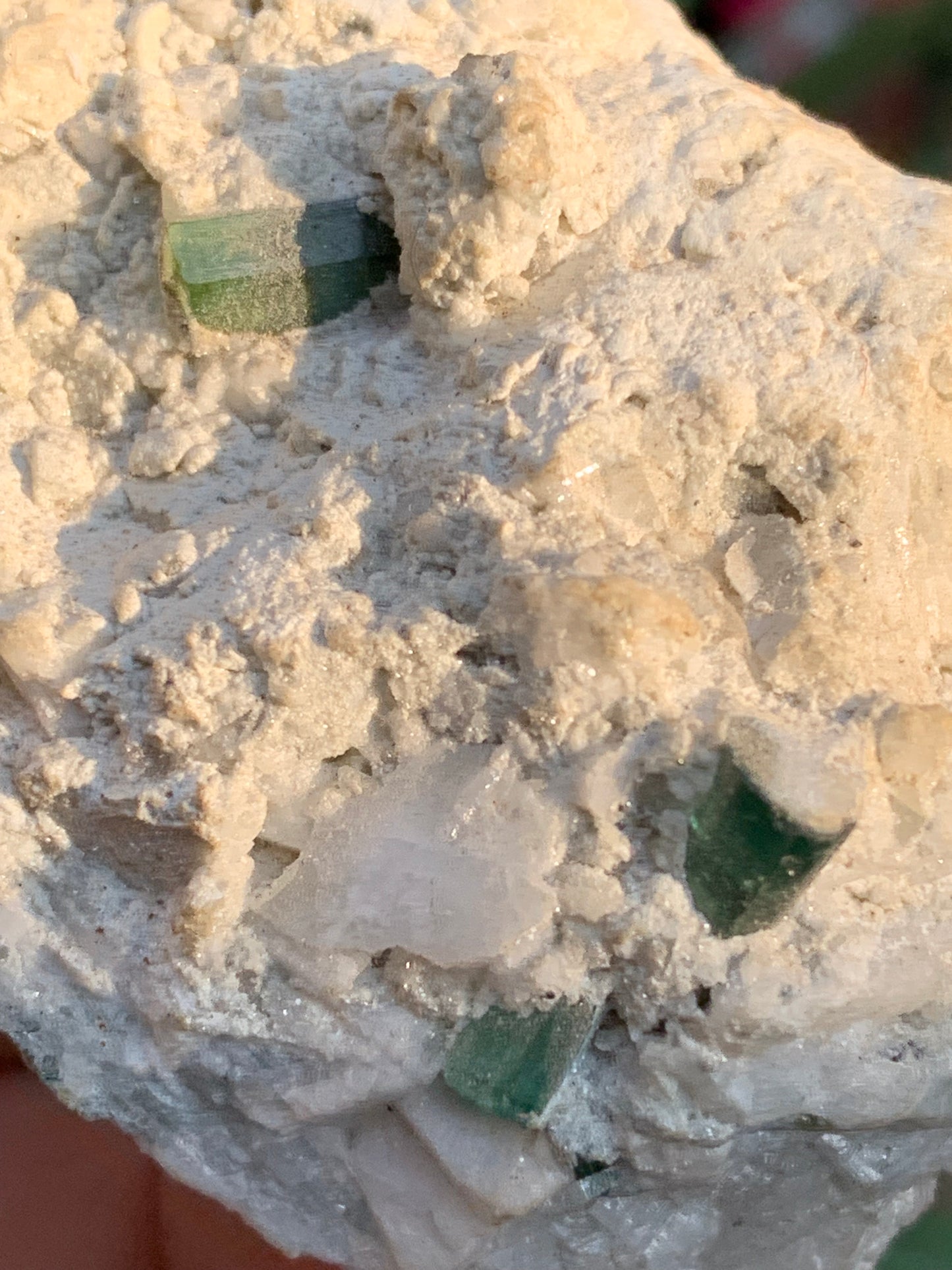 Tourmaline verte/ Verdélite, spécimen naturel de 65 x 45 x 39 mm - 110,7 grammes !