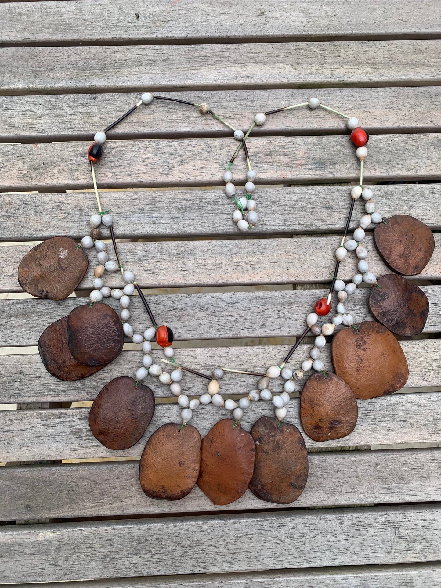 Collier du Pérou en graines naturelles, perles de ± 6 à 50 millimètres. Taille de 80/85 centimètres de longueur environ. Superbe pièce !