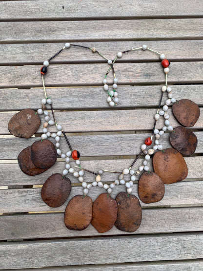 Collier du Pérou en graines naturelles, perles de ± 6 à 50 millimètres. Taille de 80/85 centimètres de longueur environ. Superbe pièce !