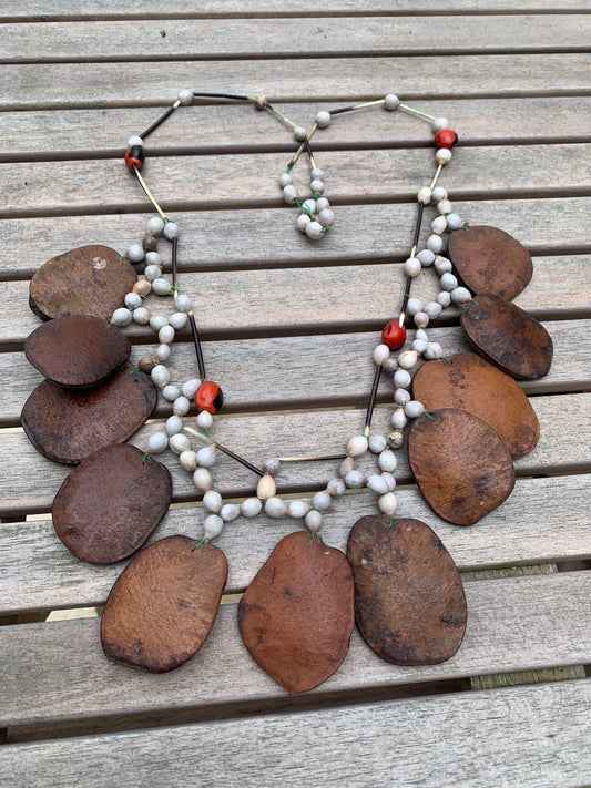 Peruvian necklace made of natural seeds, beads measuring approximately 6 to 50 millimeters. Approximately 80/85 centimeters long. A superb piece!