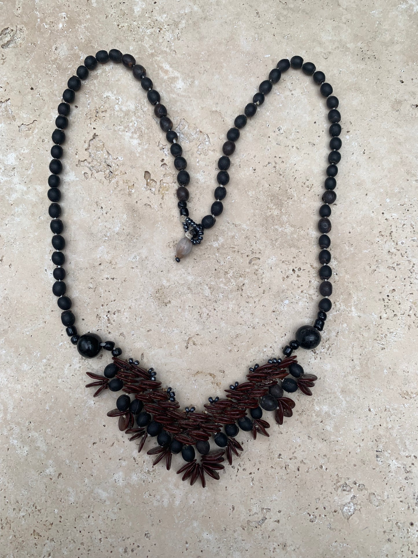 Collier du Pérou en graines naturelles, perles de ± 2. à 6 millimètres. Taille de 55 centimètres de longueur environ + panoramique de 50mm. Superbe pièce !