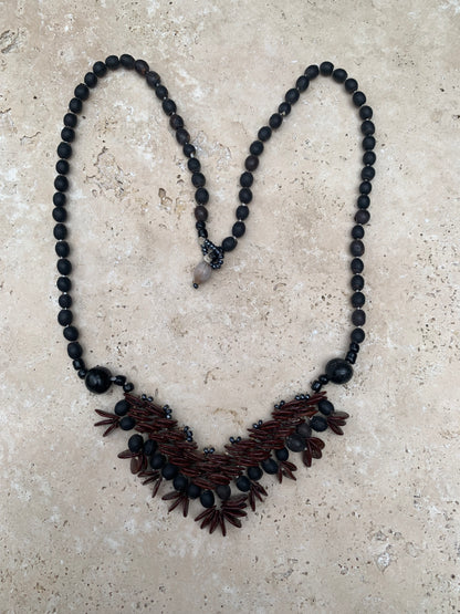 Collier du Pérou en graines naturelles, perles de ± 2. à 6 millimètres. Taille de 55 centimètres de longueur environ + panoramique de 50mm. Superbe pièce !