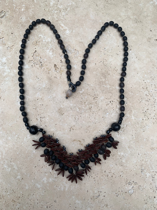 Peruvian necklace made of natural seeds, beads measuring approximately 2 to 6 millimeters. Approximately 55 centimeters long + 50mm panoramic view. A superb piece!