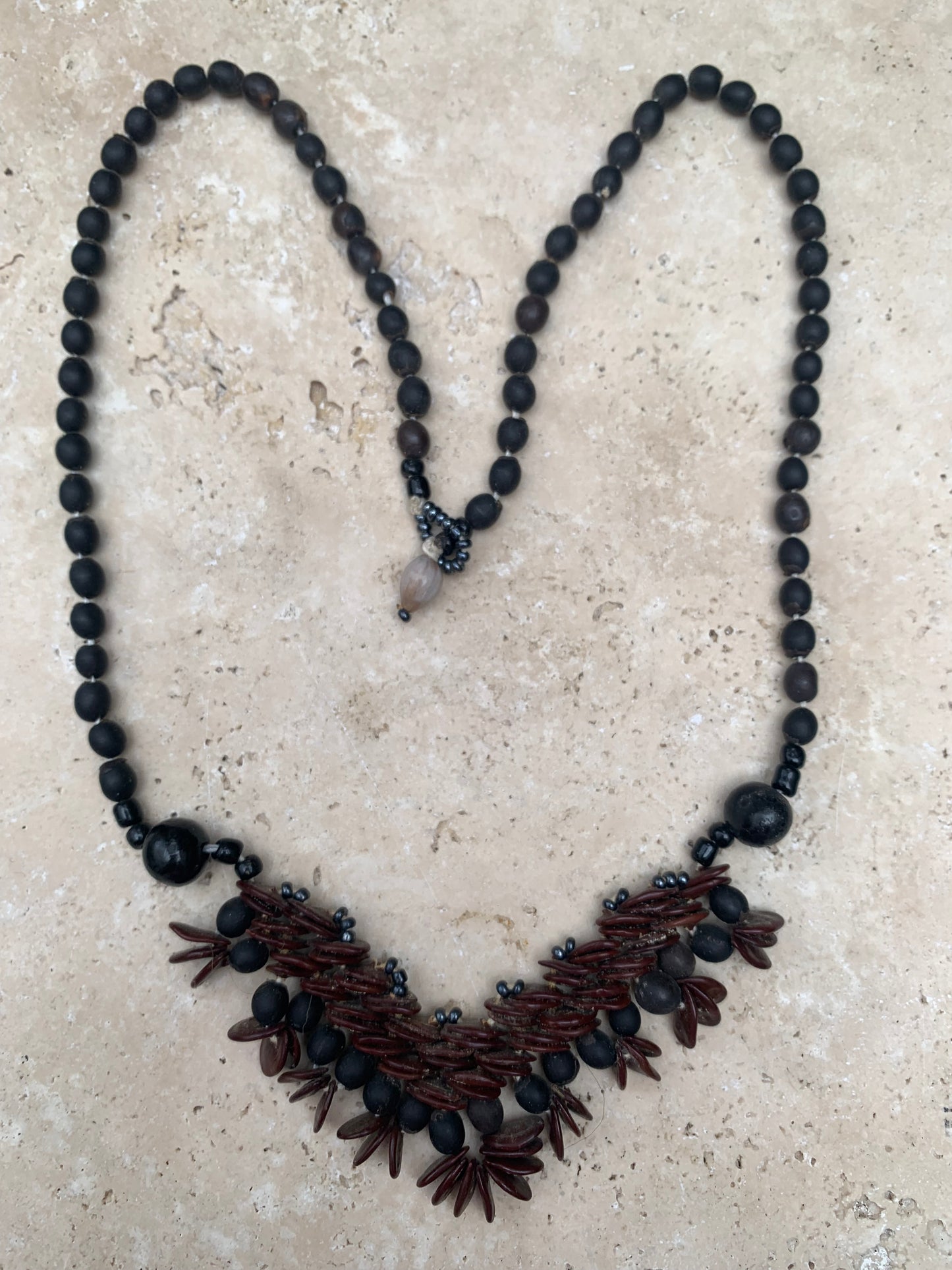 Collier du Pérou en graines naturelles, perles de ± 2. à 6 millimètres. Taille de 55 centimètres de longueur environ + panoramique de 50mm. Superbe pièce !