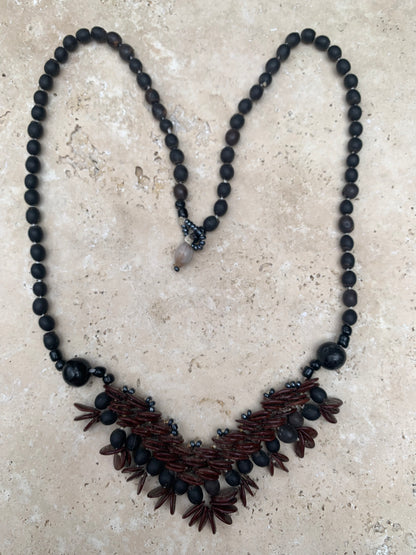 Collier du Pérou en graines naturelles, perles de ± 2. à 6 millimètres. Taille de 55 centimètres de longueur environ + panoramique de 50mm. Superbe pièce !