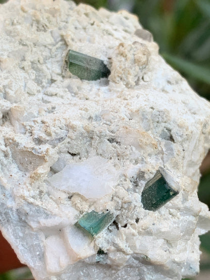 Tourmaline verte/ Verdélite, spécimen naturel de 65 x 45 x 39 mm - 110,7 grammes !