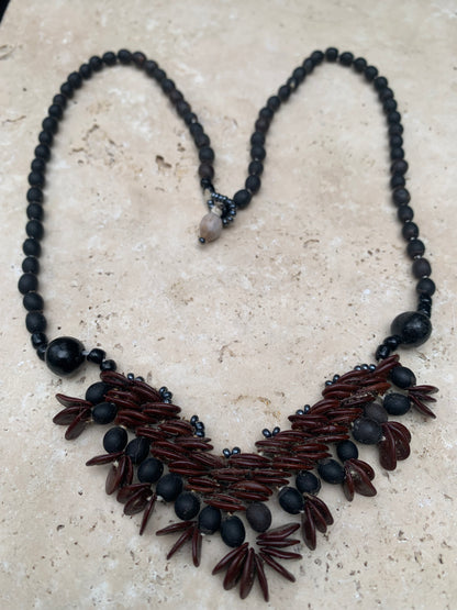 Collier du Pérou en graines naturelles, perles de ± 2. à 6 millimètres. Taille de 55 centimètres de longueur environ + panoramique de 50mm. Superbe pièce !