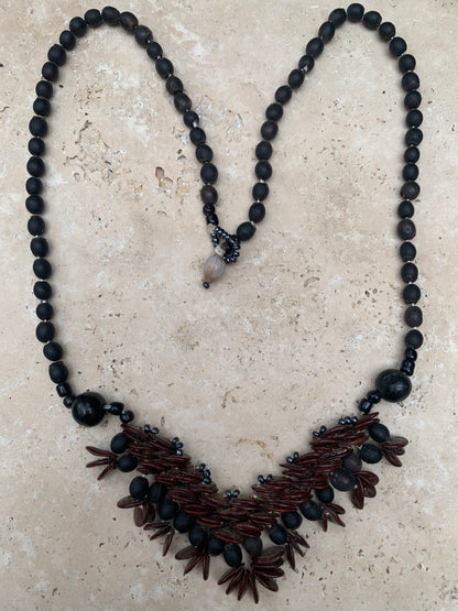 Collier du Pérou en graines naturelles, perles de ± 2. à 6 millimètres. Taille de 55 centimètres de longueur environ + panoramique de 50mm. Superbe pièce !