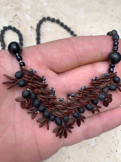 Collier du Pérou en graines naturelles, perles de ± 2. à 6 millimètres. Taille de 55 centimètres de longueur environ + panoramique de 50mm. Superbe pièce !