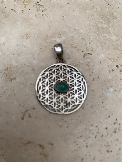 Pendentif en Argent 925 en forme de Fleur de vie avec une émeraude au centre, de 25 millimètres de diamètre. Vendu avec cordon noir réglable offert, parfait !