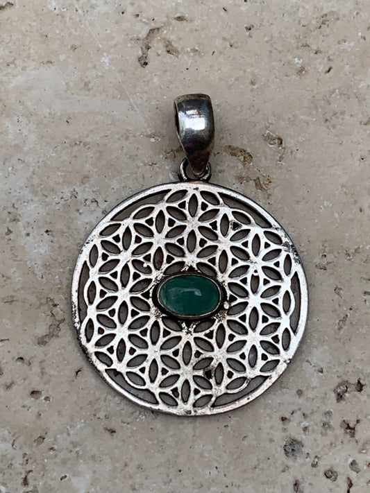 Pendentif en Argent 925 en forme de Fleur de vie avec une émeraude au centre, de 25 millimètres de diamètre. Vendu avec cordon noir réglable offert, parfait !