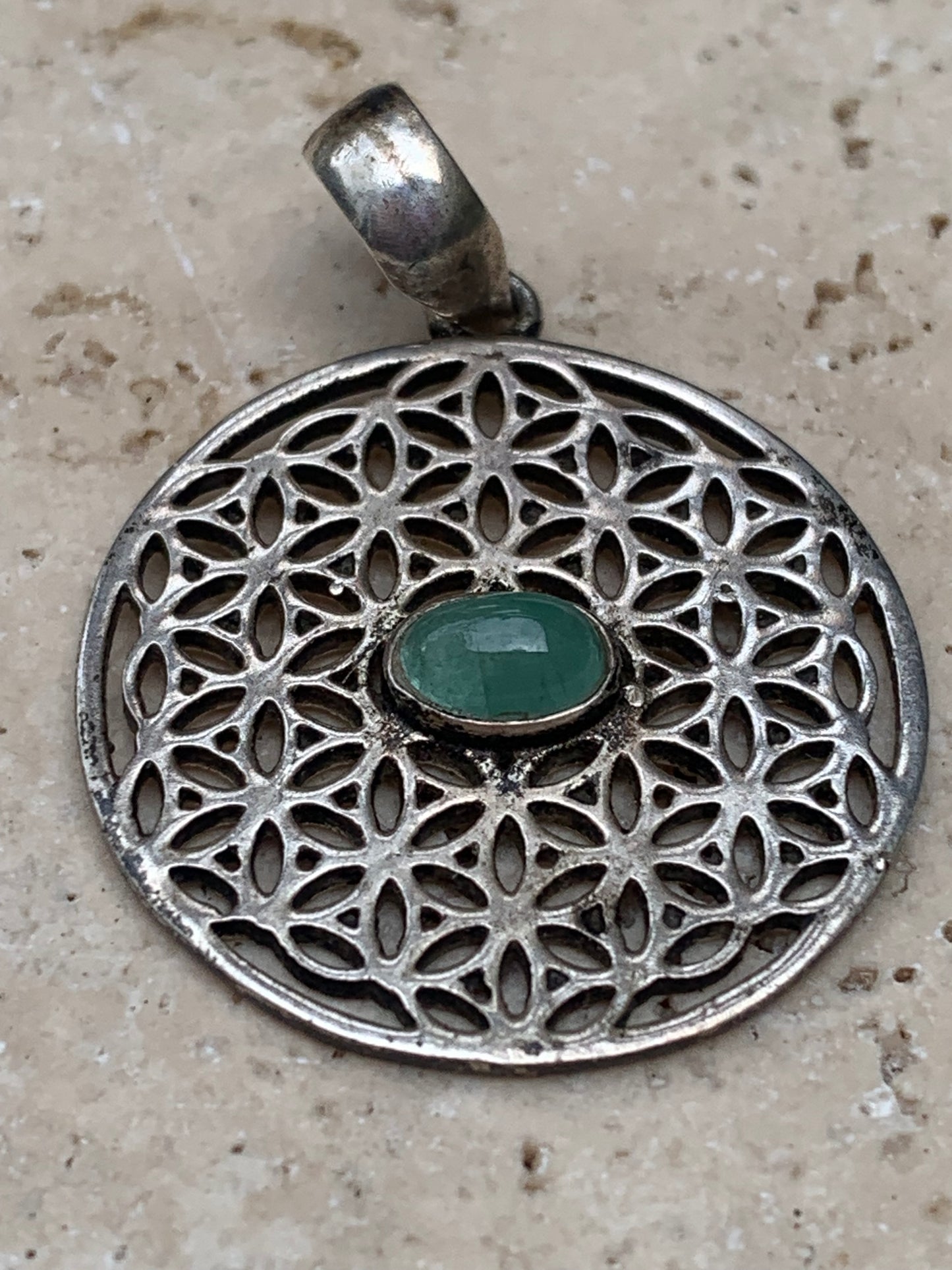 Pendentif en Argent 925 en forme de Fleur de vie avec une émeraude au centre, de 25 millimètres de diamètre. Vendu avec cordon noir réglable offert, parfait !