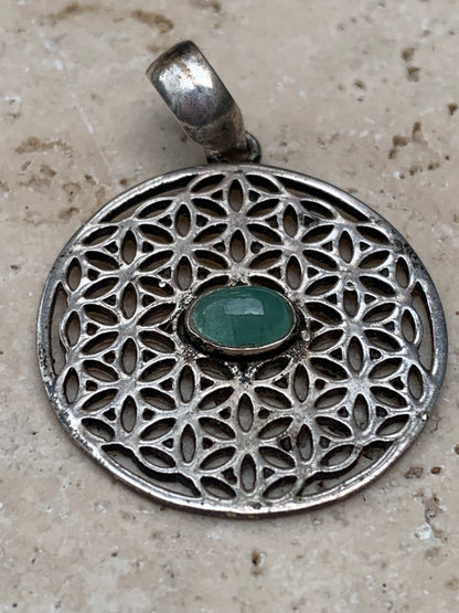 Pendentif en Argent 925 en forme de Fleur de vie avec une émeraude au centre, de 25 millimètres de diamètre. Vendu avec cordon noir réglable offert, parfait !