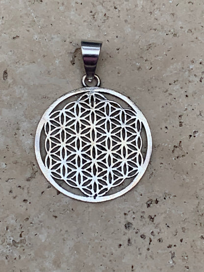 Pendentif en Argent 925 en forme de Fleur de vie, de 30 millimètres de diamètre. Vendu avec cordon noir réglable offert, parfait !