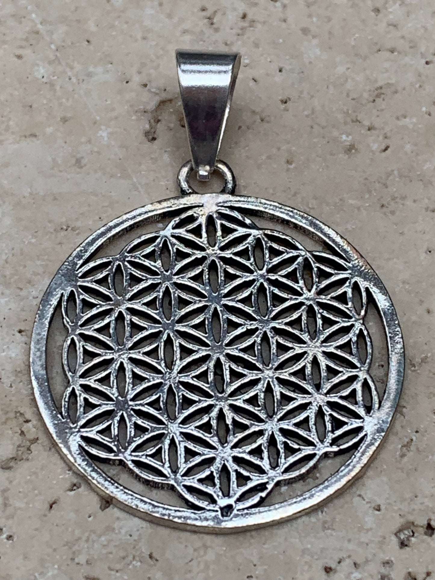 Pendentif en Argent 925 en forme de Fleur de vie, de 30 millimètres de diamètre. Vendu avec cordon noir réglable offert, parfait !